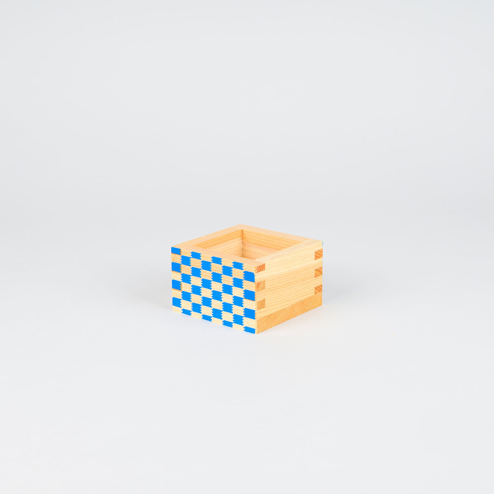 Bunte Sake-Holzbecher Masu 'Ichimatsu' | Ohashi Ryoki-Masu-Ohashi Ryoki-Blau-Tokoro