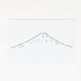 Weiße Postkarte mit minimalistischer, schwarzer Strichzeichnung eines Berges im Stil von Noritake.