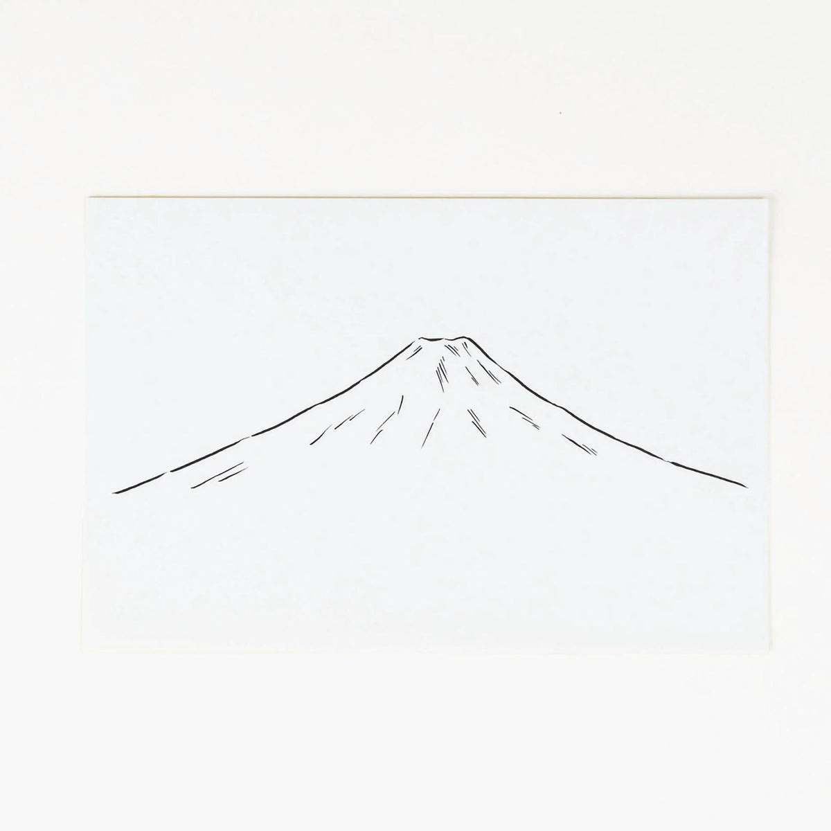 Weiße Postkarte mit minimalistischer, schwarzer Strichzeichnung eines Berges im Stil von Noritake.