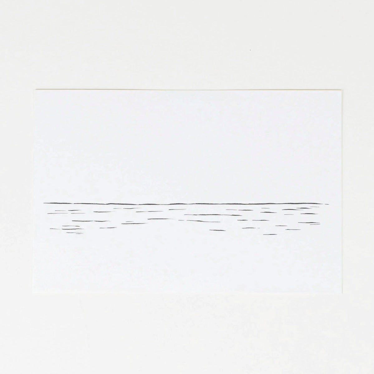 Weiße Postkarte von Noritake mit minimalistischer, schwarzer Strichzeichnung einer ruhigen Meeresoberfläche.