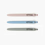 Drei Uniball Zento Gelschreiber in Pastellrosa, Hellblau und Grau mit Metallclip und 0,38 mm Spitze auf weißem Hintergrund.
