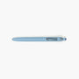 Hellblauer Uniball Zento Gelstift mit 0,38 mm Spitze, weichem Griff und silbernem Metallclip auf weißem Hintergrund.