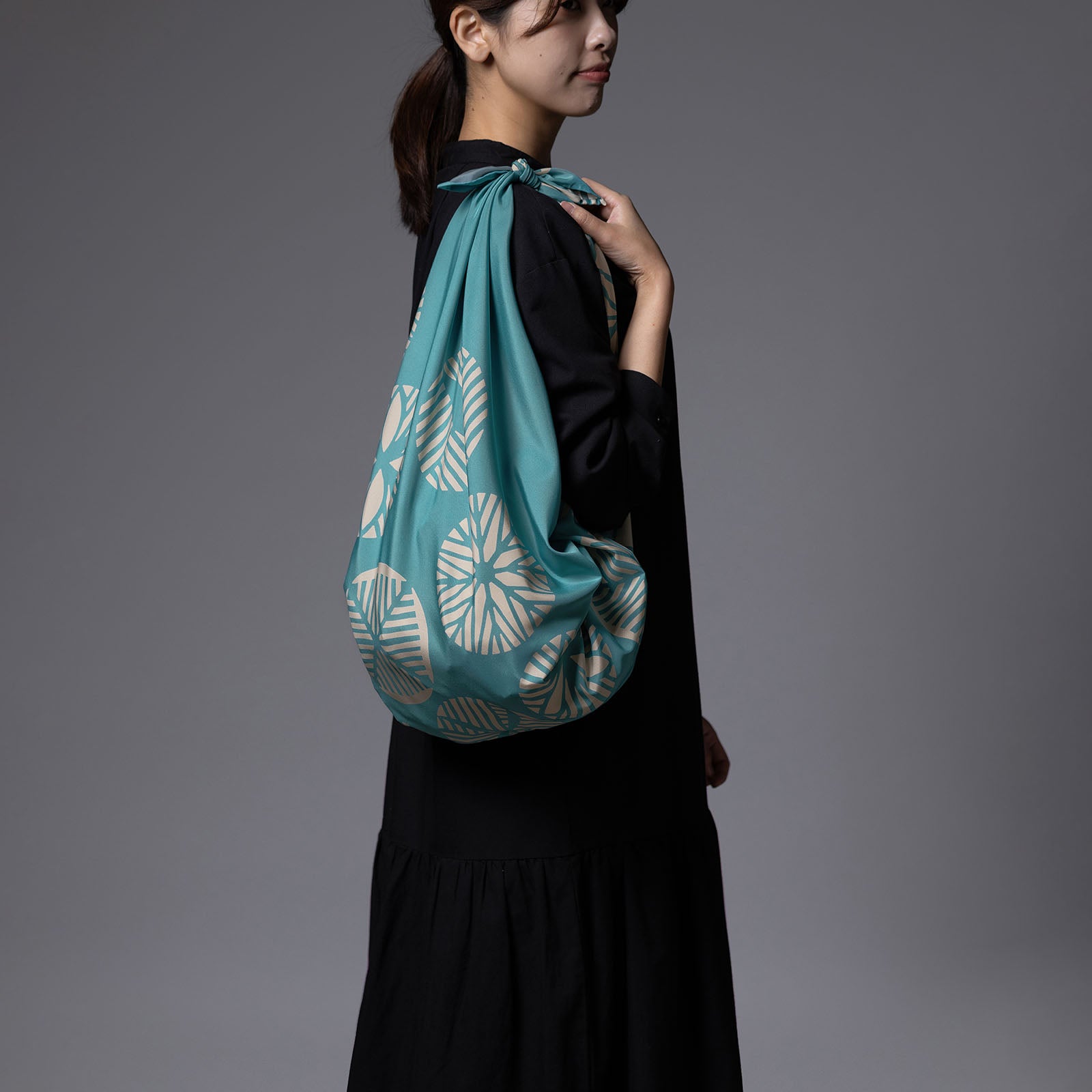 Wasserabweisendes und wendbares Furoshiki L 'Kiefer' Türkis/Dunkelblau - Isa Monyo | Musubi-Musubi-Tokoro