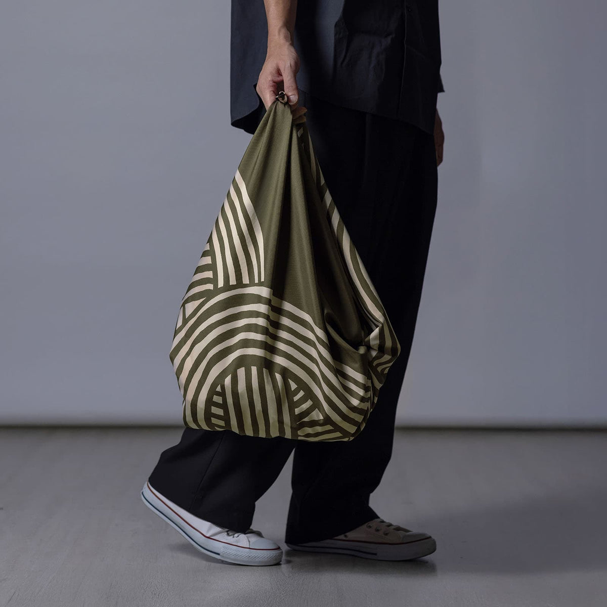 Wasserabweisendes und wendbares Furoshiki L 'Knot' Schwarz/Kaki - Isa Monyo | Musubi-Musubi-Tokoro
