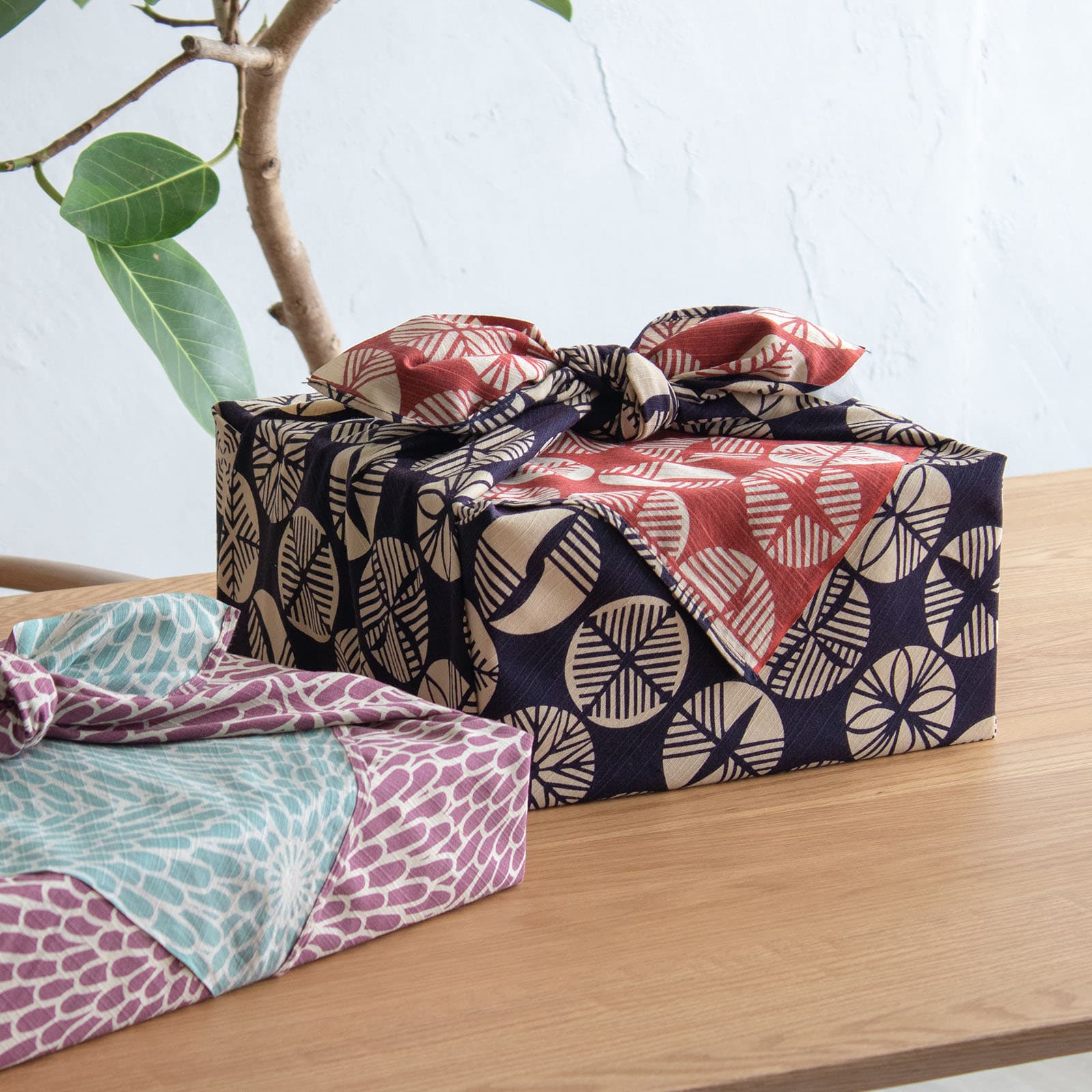 Wendbares Furoshiki L 'Kiefer' Schwarz/Rot - Isa Monyo | Musubi-Musubi-Tokoro