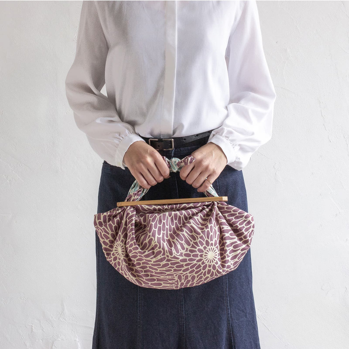Wendbares Furoshiki M 'Chrysanthemen' Isa Monyo | Musubi-Musubi-Tokoro