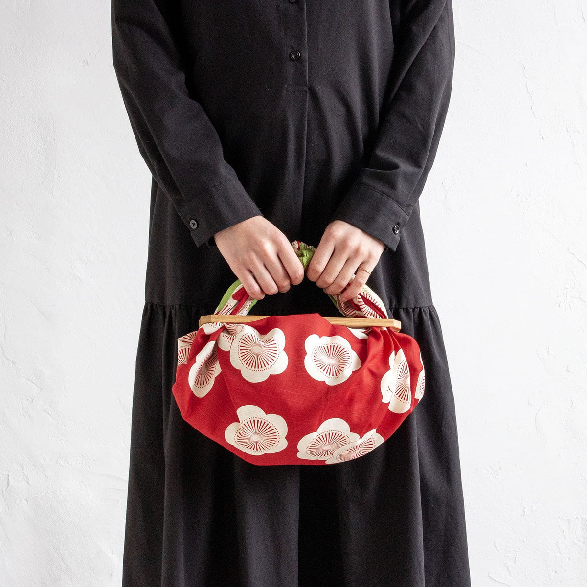 Wendbares Furoshiki M 'Pflaumenblüte' Grün/Rot - Isa Monyo | Musubi-Musubi-Tokoro