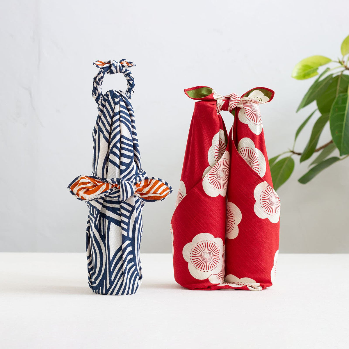 Wendbares Furoshiki M 'Pflaumenblüte' Grün/Rot - Isa Monyo | Musubi-Musubi-Tokoro