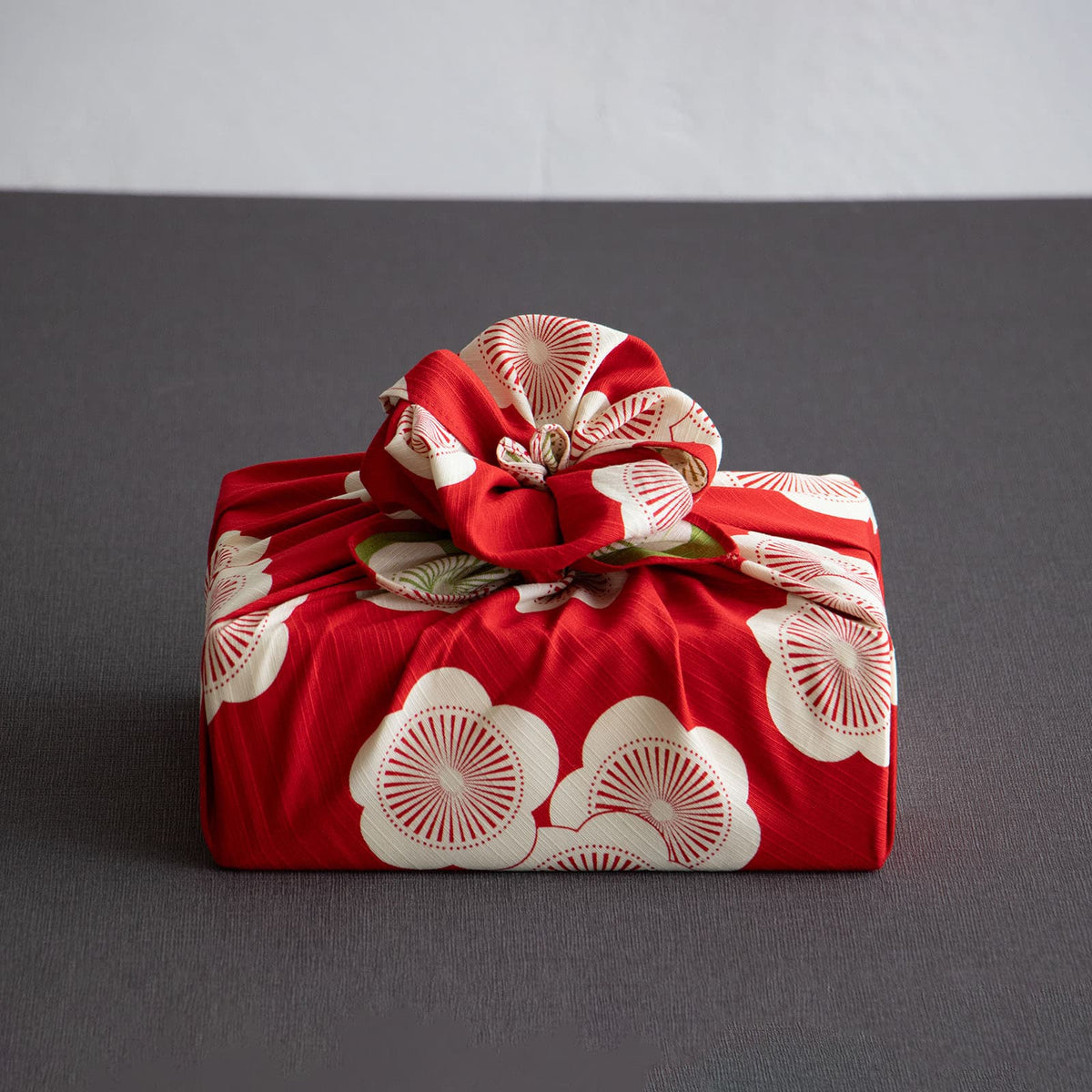 Wendbares Furoshiki M 'Pflaumenblüte' Grün/Rot - Isa Monyo | Musubi-Musubi-Tokoro