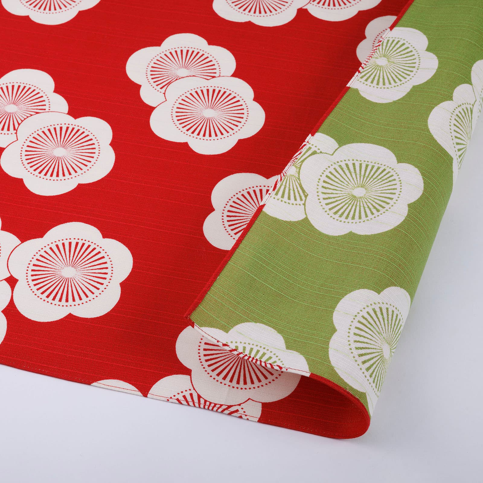 Wendbares Furoshiki M 'Pflaumenblüte' Grün/Rot - Isa Monyo | Musubi-Musubi-Tokoro