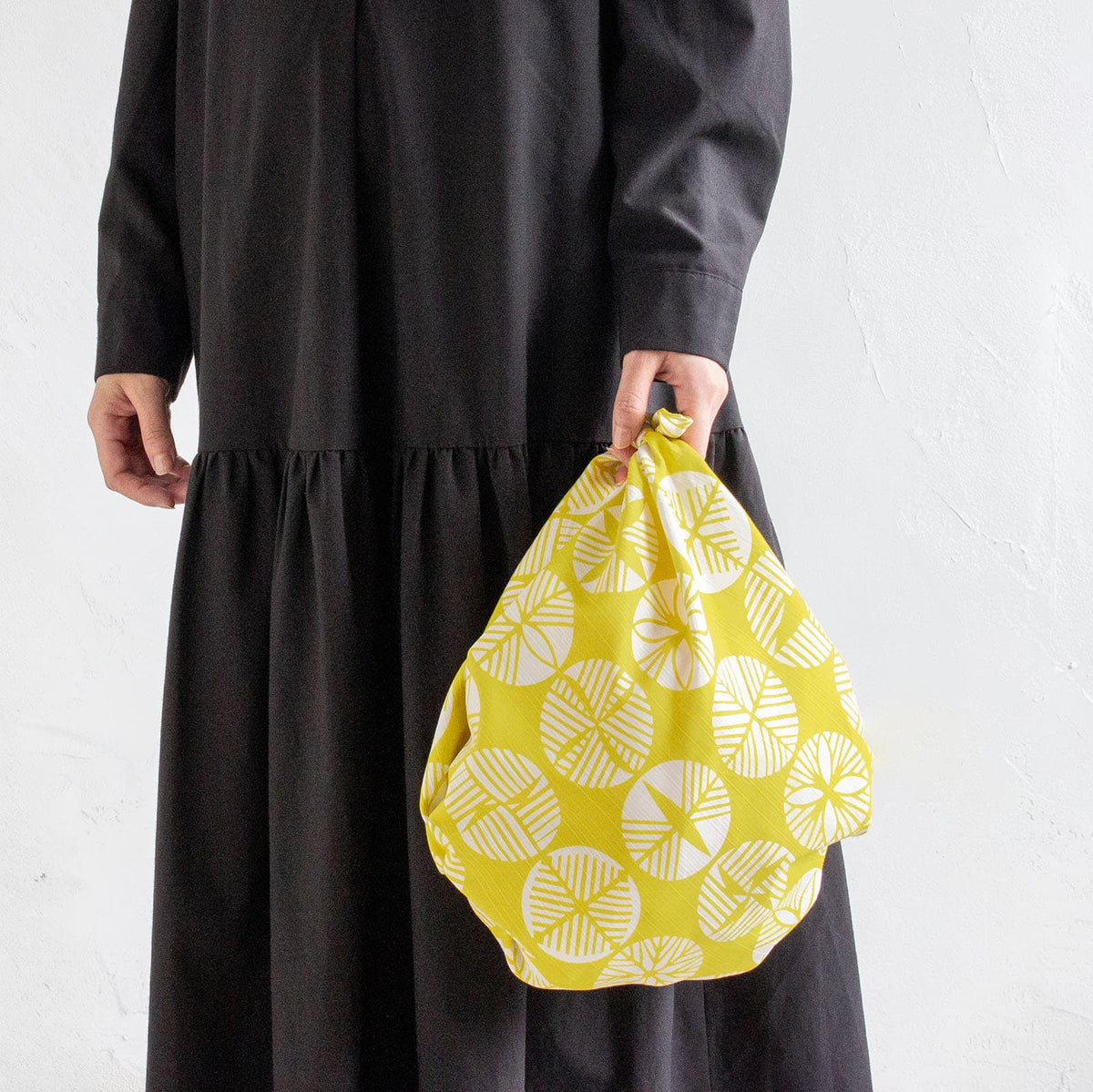 Wendbares Furoshiki S/M 'Kiefer' Gelb/Grau - Isa Monyo | Musubi-Musubi-Tokoro