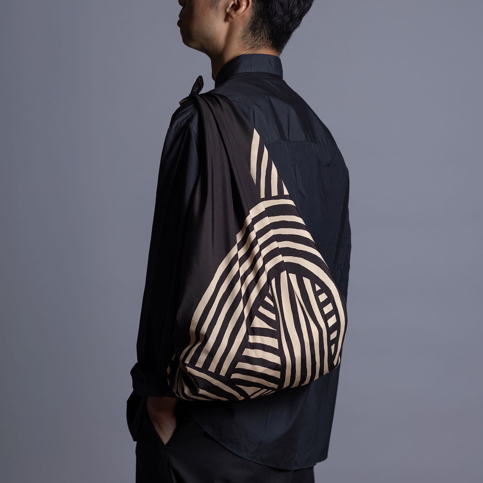 Wasserabweisendes und wendbares Furoshiki L 'Knot' Schwarz/Kaki - Isa Monyo | Musubi