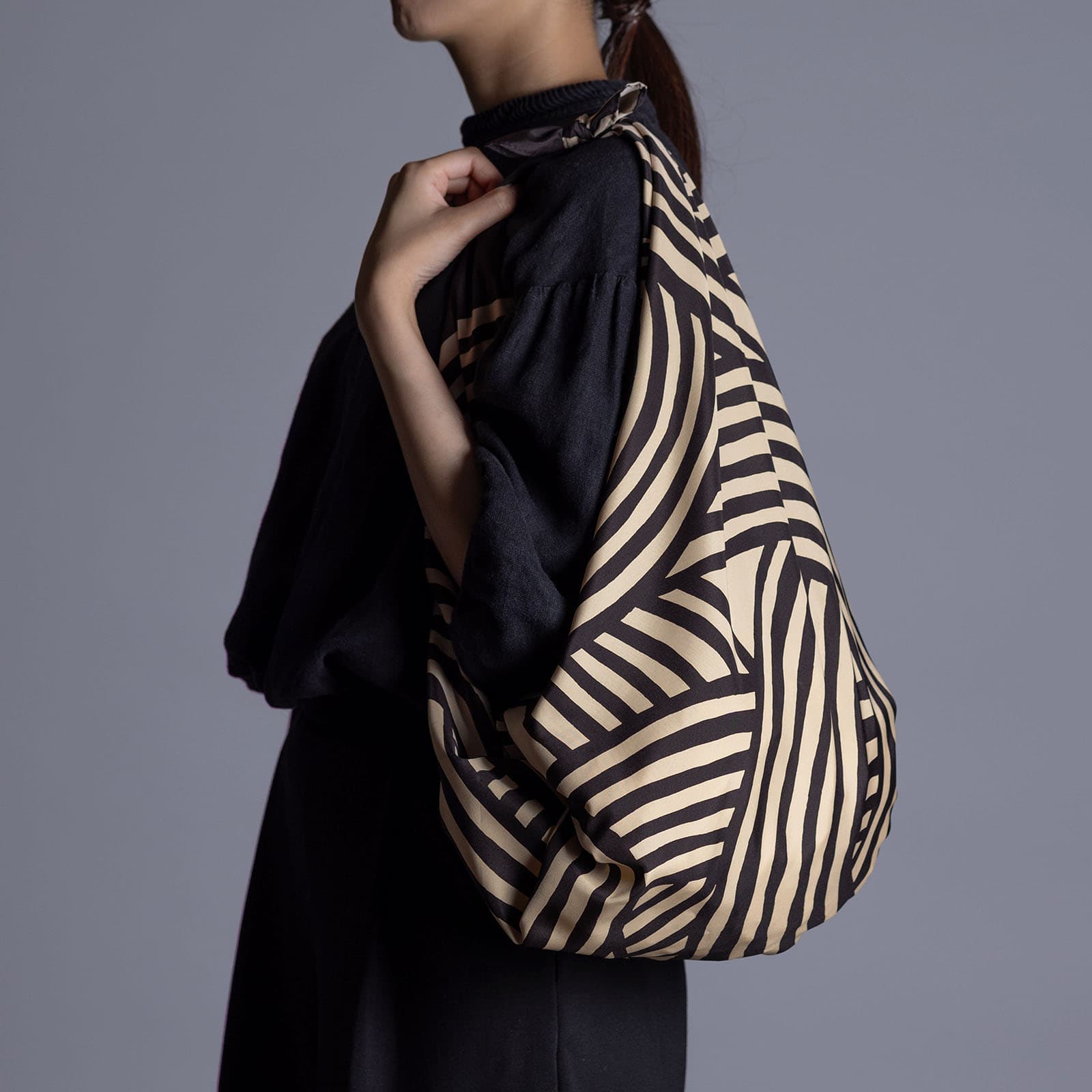 Wasserabweisendes und wendbares Furoshiki L 'Knot' Schwarz/Kaki - Isa Monyo | Musubi