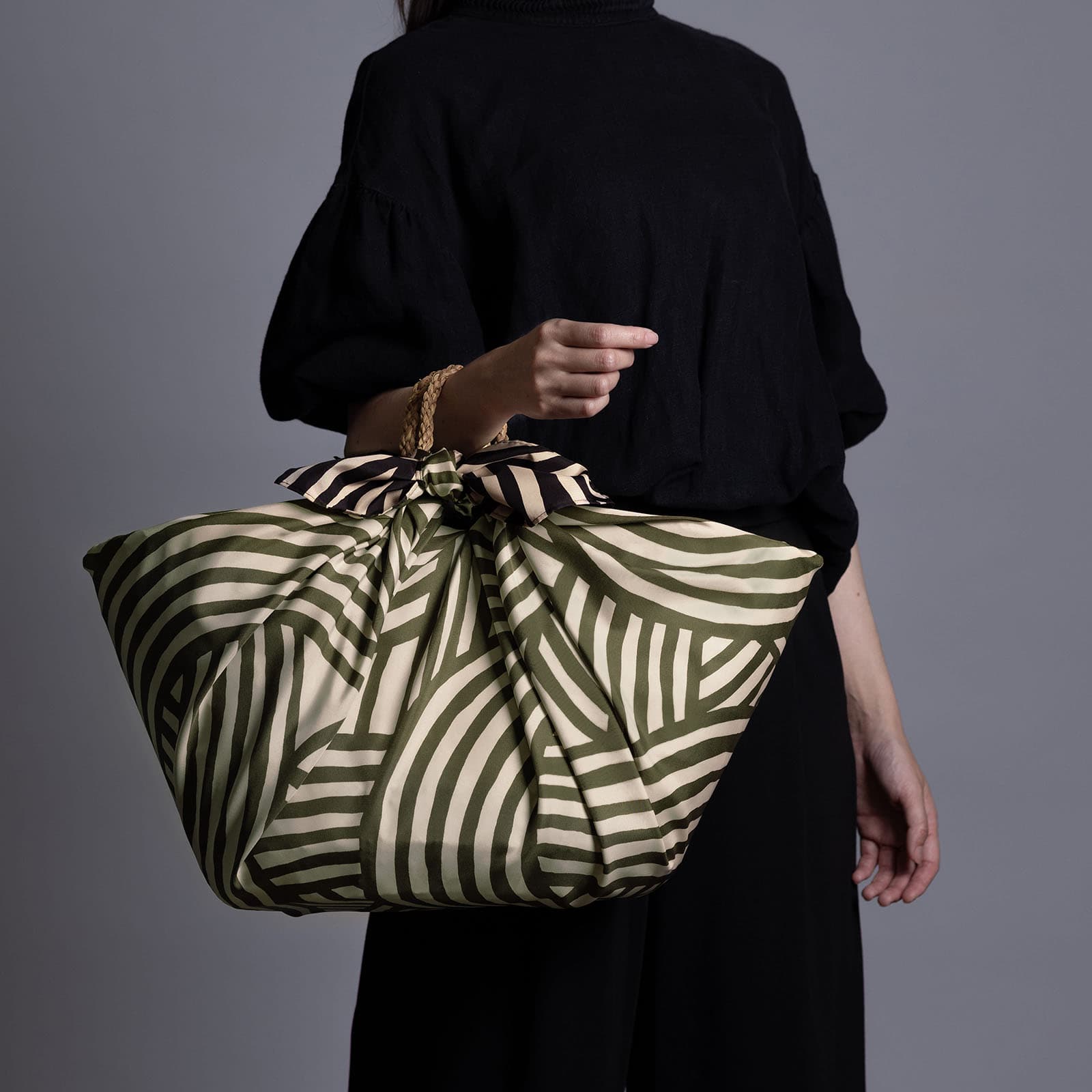 Wasserabweisendes und wendbares Furoshiki L 'Knot' Schwarz/Kaki - Isa Monyo | Musubi