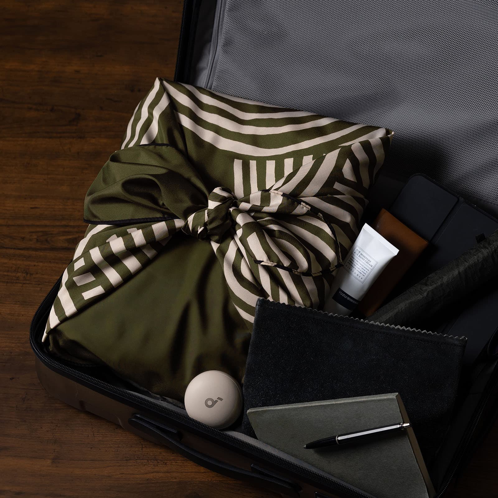 Wasserabweisendes und wendbares Furoshiki L 'Knot' Schwarz/Kaki - Isa Monyo | Musubi