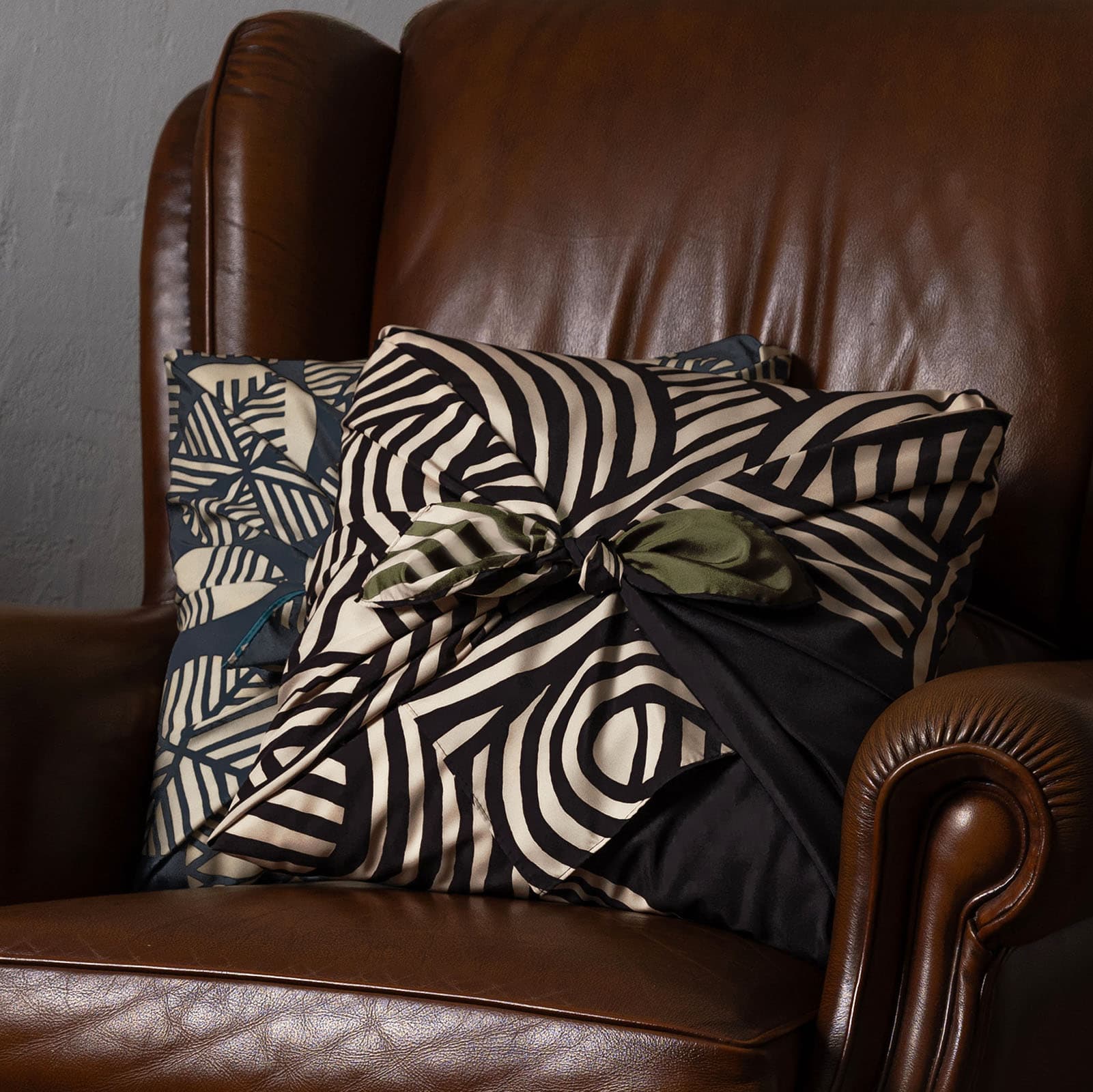 Wasserabweisendes und wendbares Furoshiki L 'Knot' Schwarz/Kaki - Isa Monyo | Musubi