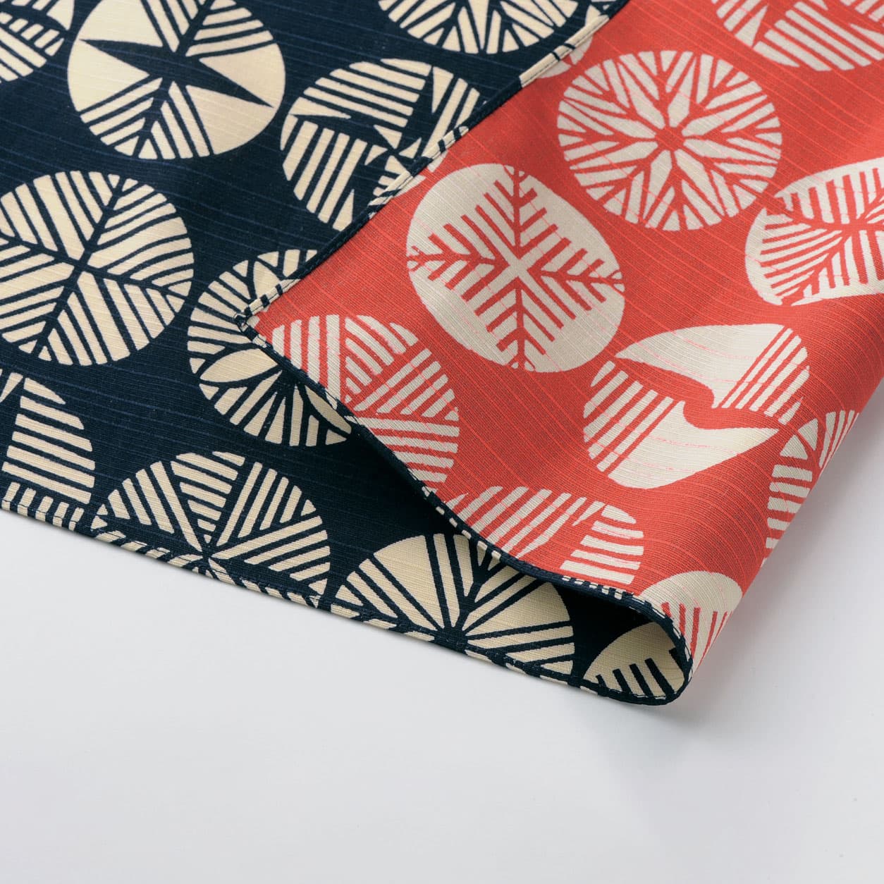 Wendbares Furoshiki L 'Kiefer' Schwarz/Rot - Isa Monyo | Musubi