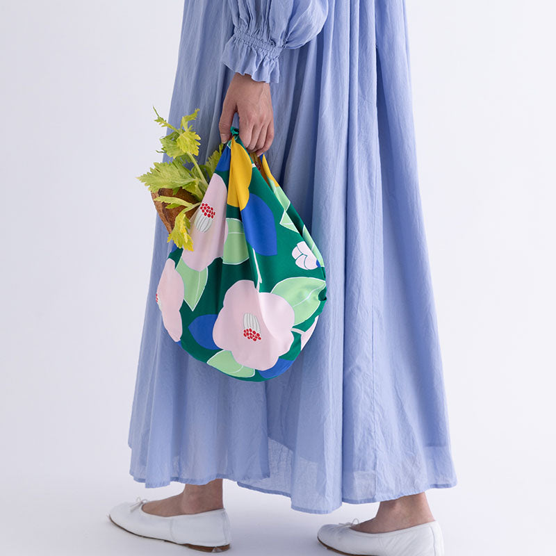 Wasserabweisendes Furoshiki M 'Kamelie' - Adeline Klam | Musubi