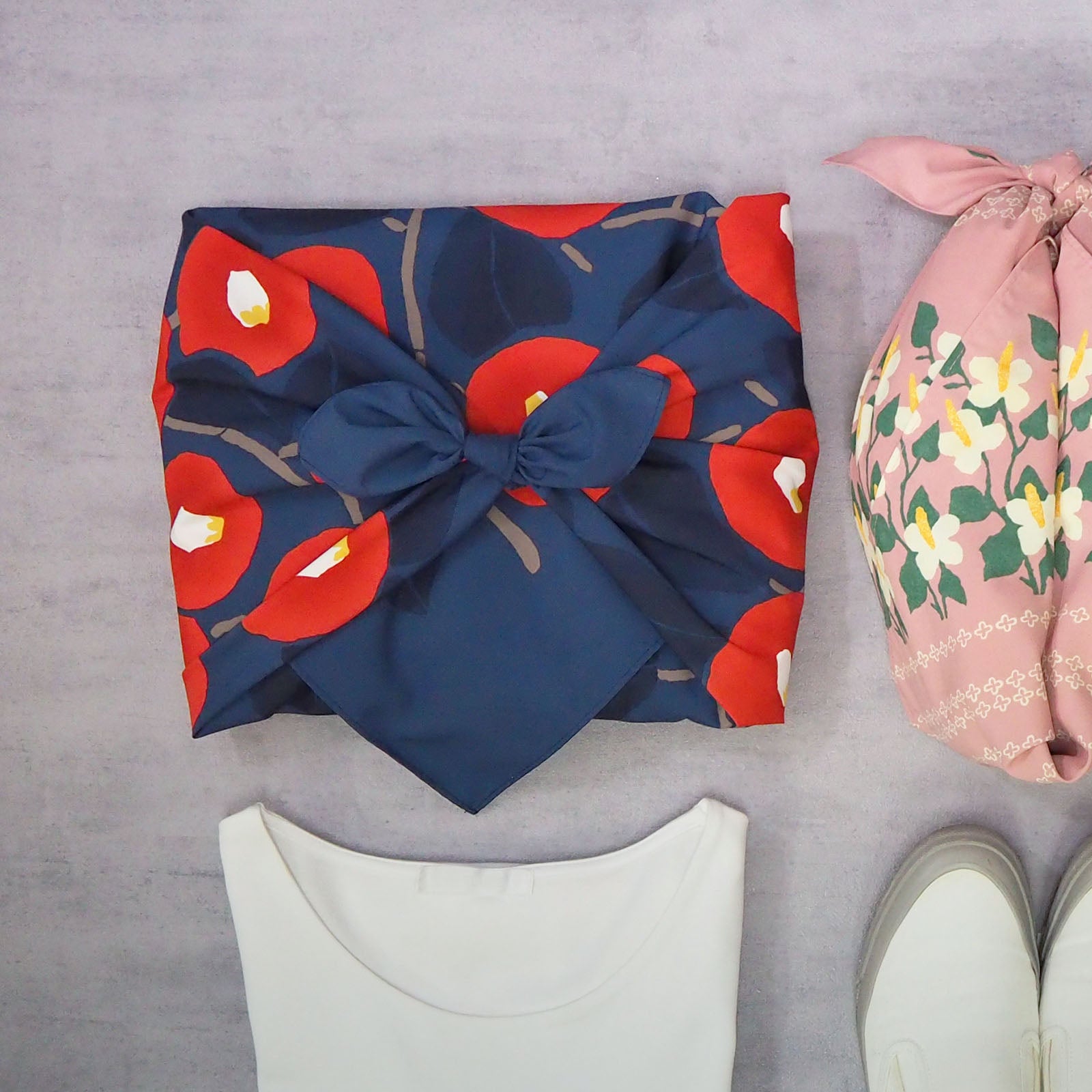 Wasserabweisendes Furoshiki M 'Kamelie' - Yumeji Takehisa | Musubi