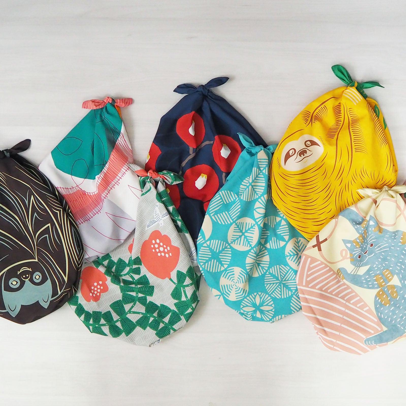 Wasserabweisendes Furoshiki M 'Kamelie' - Yumeji Takehisa | Musubi