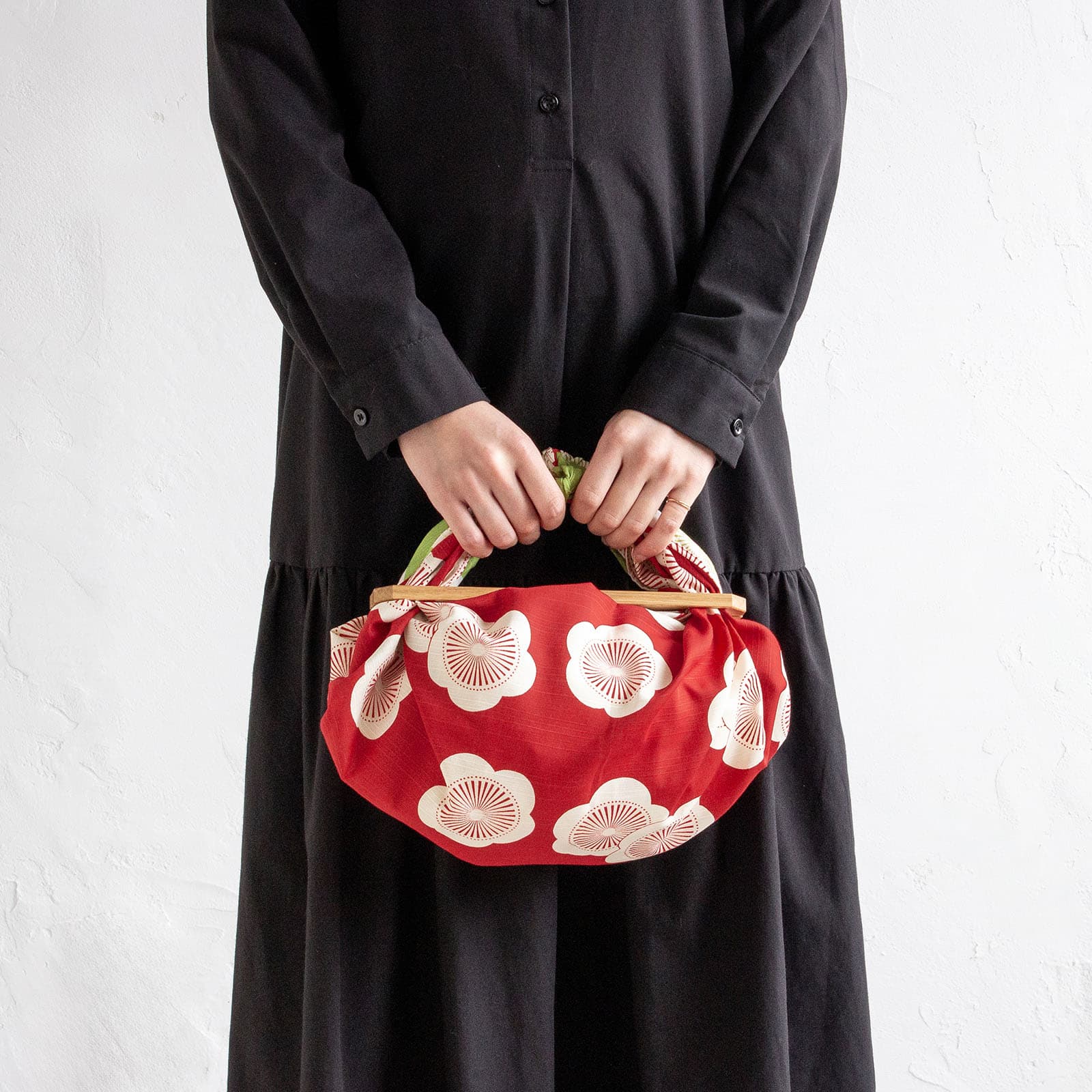 Wendbares Furoshiki M 'Pflaumenblüte' Grün/Rot - Isa Monyo | Musubi