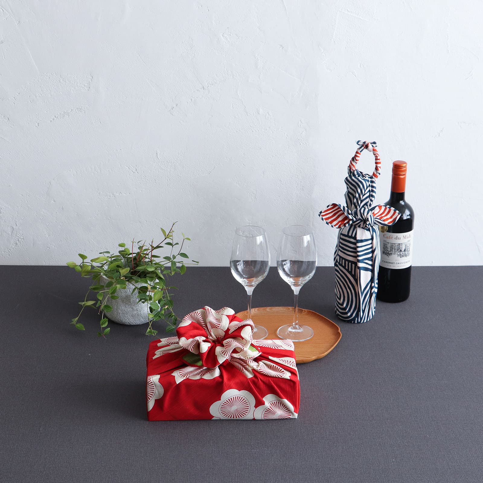 Wendbares Furoshiki M 'Pflaumenblüte' Grün/Rot - Isa Monyo | Musubi