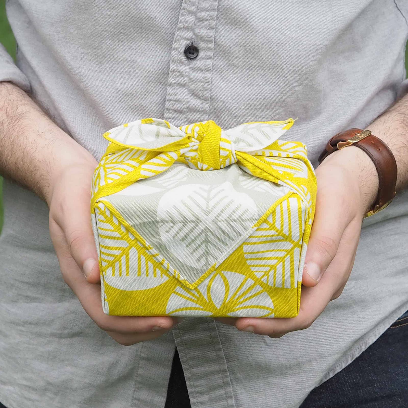 Wendbares Furoshiki S/M 'Kiefer' Gelb/Grau - Isa Monyo | Musubi