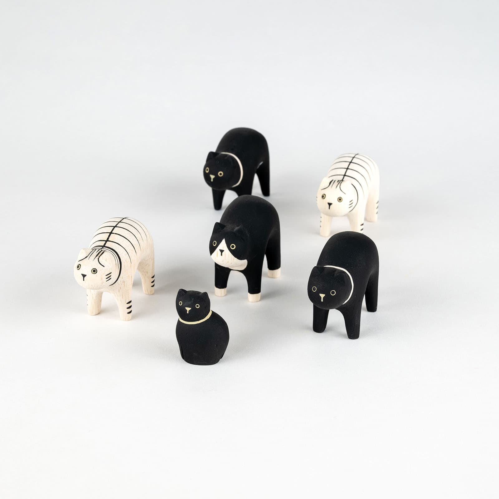 Holz-Tierfigur Schwarzes Kätzchen | T-Lab